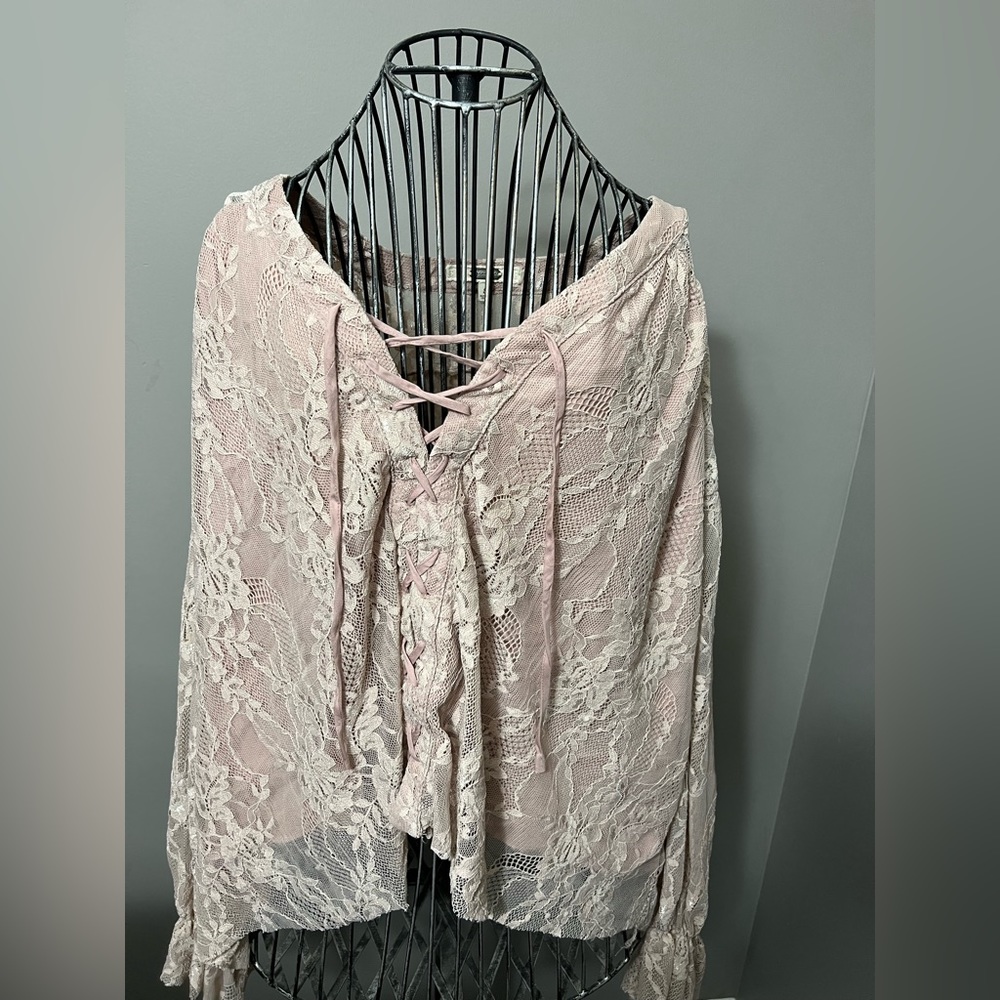 Gimmicks by BKE Lace Blouse